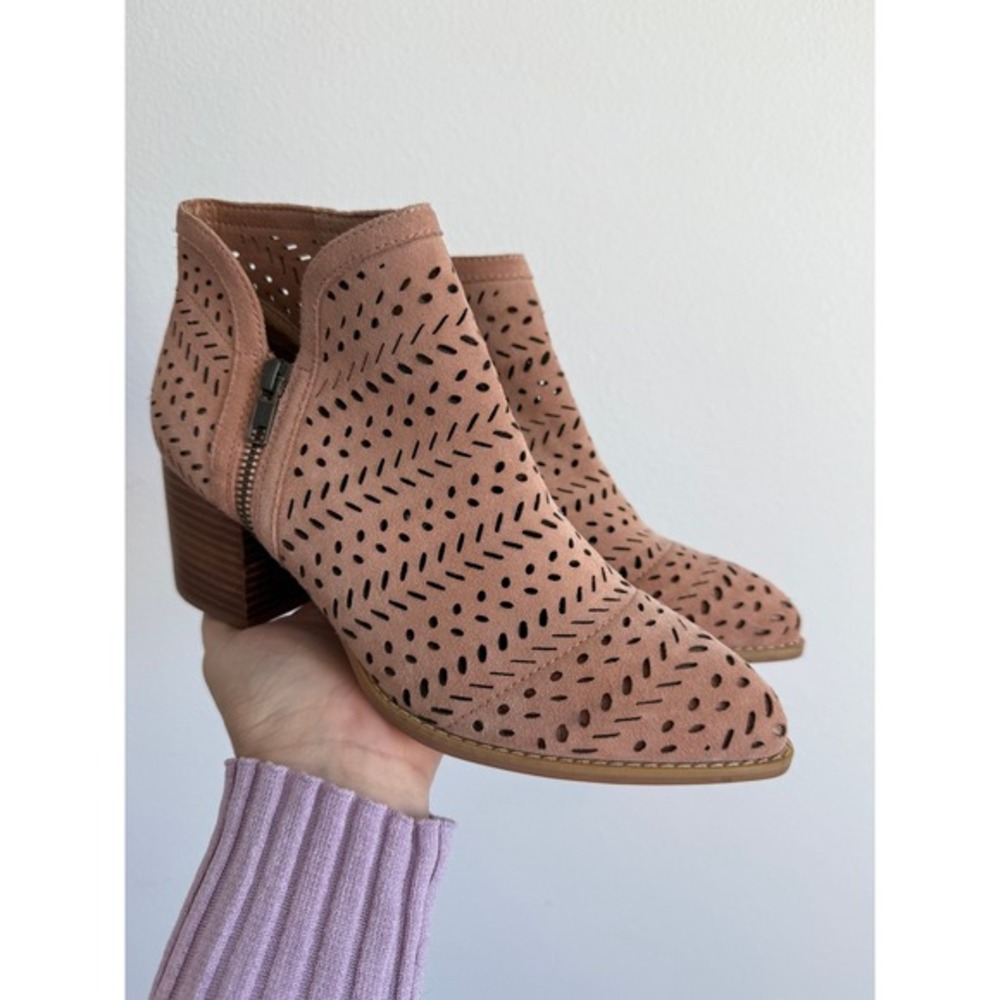 Seychelles Mauve Suede Perforated Laser Cut Pointed Toe Boho Ankle Booties 8.5